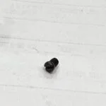 Tornillo de aguja doble 116323-001 para máquina de coser industrial, pieza metálica de ajuste preciso y alta durabilidad.