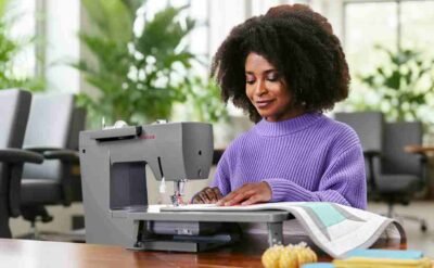 Mechanical extension table for SINGER Heavy Duty sewing machines, stable work surface with adjustable support legs.